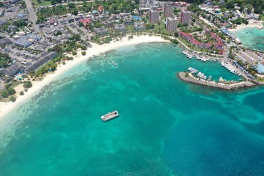 Bir yaz günü Ochos Rios Jamaika 'daki plajların güzel manzarası