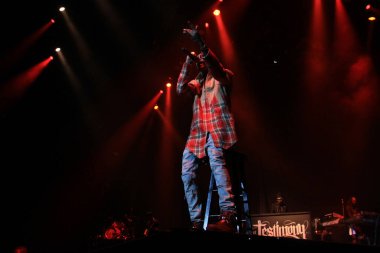 R & B Şarkıcısı Usher 12 Aralık 2015 'te Orlando Florida' daki Amway Center 'da sahne alacak..  