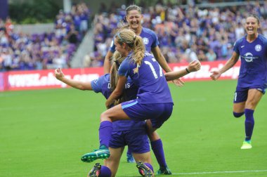 Orlando Pride 22 Nisan 2017 'de Orlando City Stadyumu' nda Washington Spirit 'e ev sahipliği yaptı..  