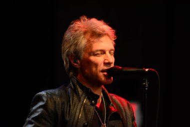 Şarkıcı Jon Bon Jovi, 5 Kasım 2016 'da St. Petersburg Florida' da Devlet Street Theater in Support of HIllary Clinton 'ın Başkan İhalesi' nde sahne alıyor.