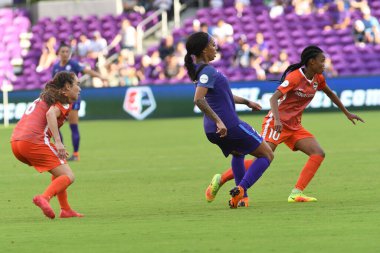 Orlando Pride, 22 Nisan 2018 'de Florida, Orlando' daki Exploria Stadyumu 'nda Houston Dash' e ev sahipliği yaptı..  