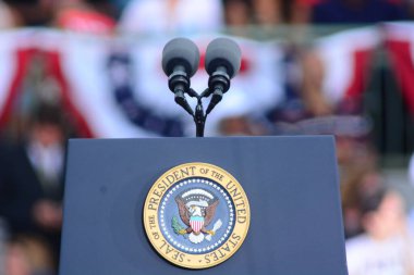 Başkan Barack Obama, Florida Kissimmee 'deki Osceola Heritage Park Stadyumu' nda düzenlenen kampanya mitinginde Demokrat başkan adayı Hillary Clinton 'a seslendi..