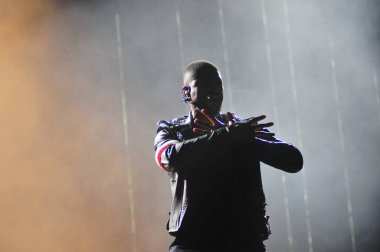 R & B Şarkıcısı Usher 12 Aralık 2014 'te Orlando Florida' daki Amway Center 'da sahne alacak..  
