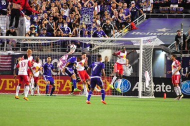 Orlando City SC, 6 Mayıs 2016 'da Orlando Florida' daki Dünya Kampı Stadyumu 'nda New York Red Bulls' a ev sahipliği yaptı..  