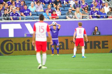 Orlando City SC, 6 Mayıs 2016 'da Orlando Florida' daki Dünya Kampı Stadyumu 'nda New York Red Bulls' a ev sahipliği yaptı..  