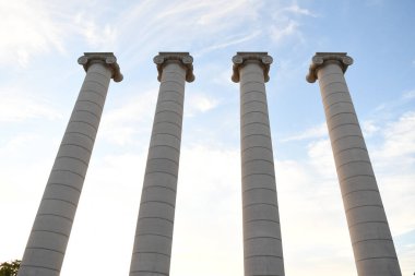 Sütunların ve gökyüzünün alt görünümü