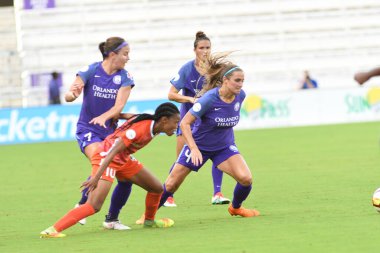 Orlando Pride, 22 Nisan 2018 'de Florida, Orlando' daki Exploria Stadyumu 'nda Houston Dash' e ev sahipliği yaptı.. 
