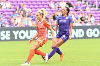 Orlando Pride, 22 Nisan 2018 'de Florida, Orlando' daki Exploria Stadyumu 'nda Houston Dash' e ev sahipliği yaptı.. 