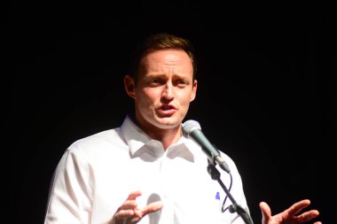 Şarkıcı Jon Bon Jovi, 5 Kasım 2016 'da St. Petersburg Florida' da Devlet Street Theater in Support of HIllary Clinton 'ın Başkan İhalesi' nde sahne alıyor.