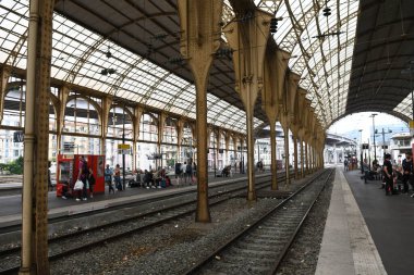 Tren istasyonunun içini göster 