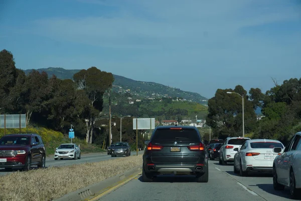 Köyü ve dağları gören otoban. 