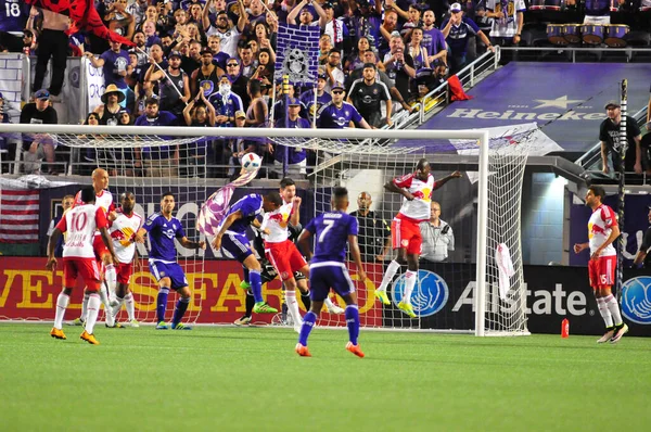 Orlando City SC, 6 Mayıs 2016 'da Orlando Florida' daki Dünya Kampı Stadyumu 'nda New York Red Bulls' a ev sahipliği yaptı..  