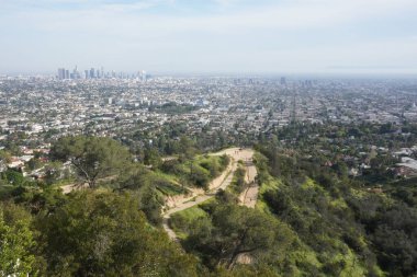 Los Angeles tepelerinin manzarası, tepeler ve şehirler arasındaki yollar.