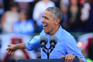 Başkan Barack Obama, Florida Kissimmee 'deki Osceola Heritage Park Stadyumu' nda düzenlenen kampanya mitinginde Demokrat başkan adayı Hillary Clinton 'a seslendi..  