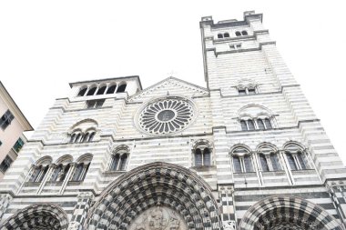 Şehrin sokaklarına bak, binaların dış yüzüne bak.