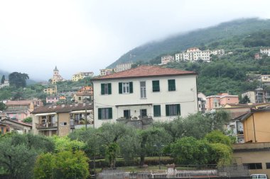 Dağ kasabasının güzel manzarası