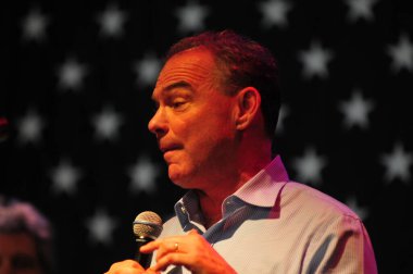 Şarkıcı Jon Bon Jovi, 5 Kasım 2016 'da St. Petersburg Florida' da Devlet Street Theater in Support of HIllary Clinton 'ın Başkan İhalesi' nde sahne alıyor.