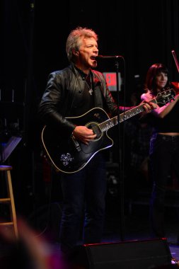 Şarkıcı Jon Bon Jovi, 5 Kasım 2016 'da St. Petersburg Florida' da Devlet Street Theater in Support of HIllary Clinton 'ın Başkan İhalesi' nde sahne alıyor.