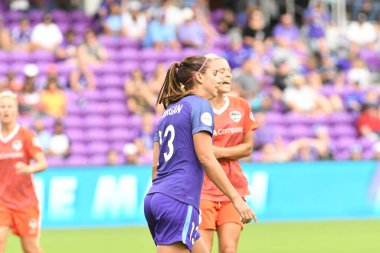 Orlando Pride, 22 Nisan 2018 'de Florida, Orlando' daki Exploria Stadyumu 'nda Houston Dash' e ev sahipliği yaptı.. 