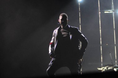 R & B Şarkıcısı Usher 12 Aralık 2014 'te Orlando Florida' daki Amway Center 'da sahne alacak..  