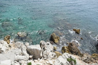 Sahildeki güzel kayalar