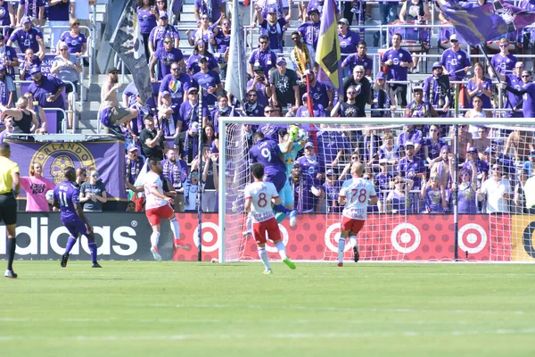 Orlando City SC, 9 Nisan 2019 'da Orlando, Florida' daki Citrus Bowl 'da New York Red Bulls' a ev sahipliği yapıyor..  