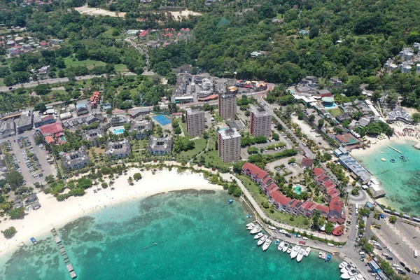 Bir yaz günü Ochos Rios Jamaika 'daki plajların güzel manzarası