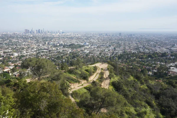 Los Angeles tepelerinin manzarası, tepeler ve şehirler arasındaki yollar.