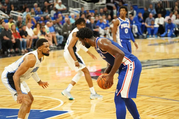 Orlando Magic 13 Ekim 2019 'da Florida, Orlando' daki Amway Center 'da Philadelphia 76ers' a ev sahipliği yaptı..