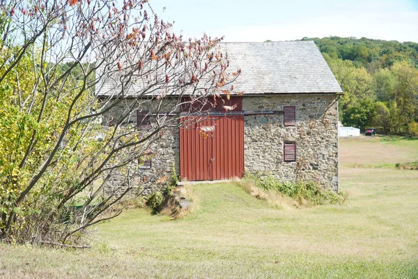 View Old Brick House Meadow — Stock Photo, Image