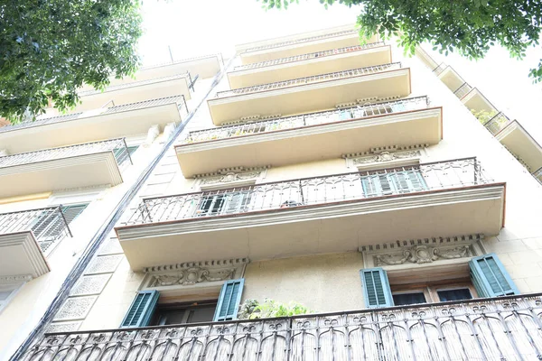 Barselona sokaklarındaki inşaat cephesinin görüntüsü 