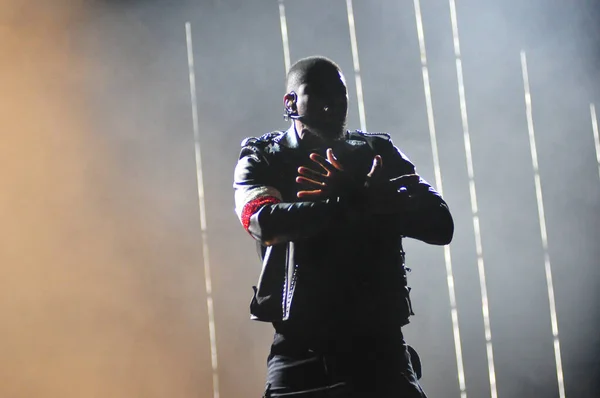 B歌手Usher于2014年12月12日在佛罗里达州奥兰多的安利中心表演 — 图库照片