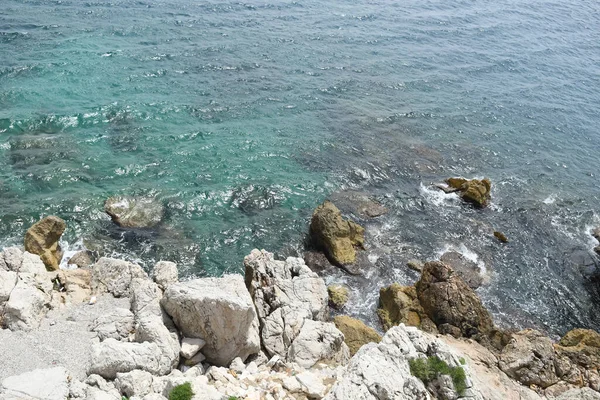 Sahildeki güzel kayalar