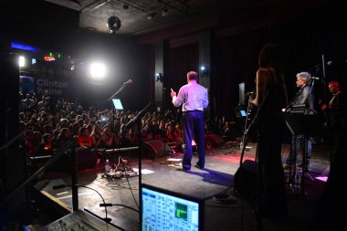 Şarkıcı Jon Bon Jovi, 5 Kasım 2016 'da St. Petersburg Florida' da Devlet Street Theater in Support of HIllary Clinton 'ın Başkan İhalesi' nde sahne alıyor.
