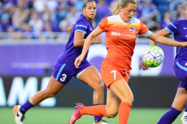 Orlando Pride sunucusu Houston Dash 23 Haziran 2016 'da Orlando Florida' daki Dünya Kampı Stadyumu 'nda..