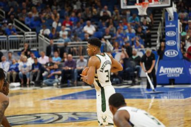 Orlando Magic, Orlando, Florida, ABD 'deki Amway Center' da Milwaukee Bucks 'a ev sahipliği yapıyor. 1 Kasım 2019.  