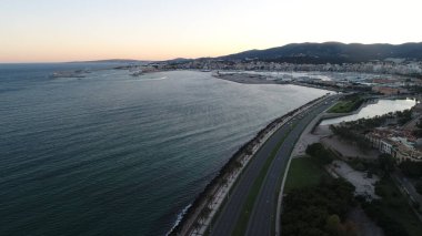 Gün batımında güzel bir şehir manzarası. 