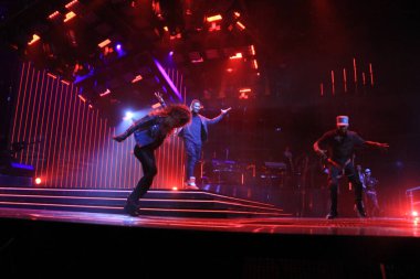 R & B Şarkıcısı Usher 12 Aralık 2014 'te Orlando Florida' daki Amway Center 'da sahne alacak..  