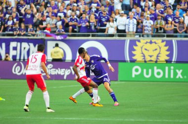 Orlando City SC, 6 Mayıs 2016 'da Orlando Florida' daki Dünya Kampı Stadyumu 'nda New York Red Bulls' a ev sahipliği yaptı..  