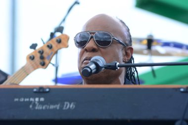 Stevie Wonder, Başkan Barack Obama 'nın 6 Kasım 2016' da Kissimmee Florida 'da başkanlık adaylığını destekleyen mitinginde performans sergiliyor..