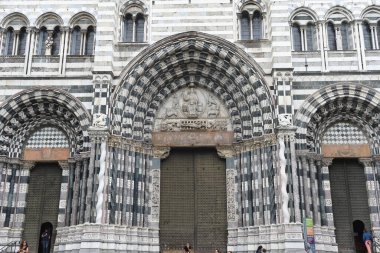 Güzel binaların cepheleriyle sokak manzarası, İtalya şehir manzarası