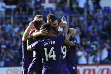 Orlando Magic oyuncusu Fournier, 25 Ekim 2018 tarihinde Orlando Florida 'daki Amway Center' da spor ceketlilere karşı gol atmaya çalıştı..  