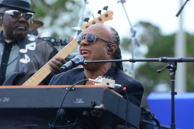 Stevie Wonder, Başkan Barack Obama 'nın 6 Kasım 2016' da Kissimmee Florida 'da başkanlık adaylığını destekleyen mitinginde performans sergiliyor..