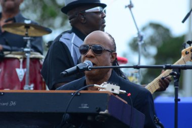 Stevie Wonder, Başkan Barack Obama 'nın 6 Kasım 2016' da Kissimmee Florida 'da başkanlık adaylığını destekleyen mitinginde performans sergiliyor..