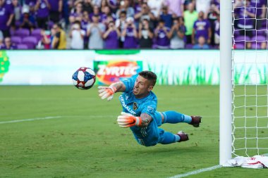 LA Galaxy kalecisi D. Binham (1) 17 yaşındaki Nani 'nin Penalty vuruşunu engelledi. Orlando City Stadyumu 'nda 24 Mayıs 2019, Orlando, Florida..  