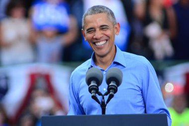 Başkan Barack Obama, Florida Kissimmee 'deki Osceola Heritage Park Stadyumu' nda düzenlenen kampanya mitinginde Demokrat başkan adayı Hillary Clinton 'a seslendi..  