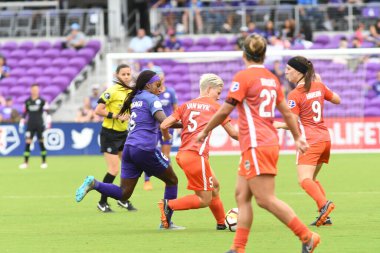 Orlando Pride, 22 Nisan 2018 'de Florida, Orlando' daki Exploria Stadyumu 'nda Houston Dash' e ev sahipliği yaptı.. 