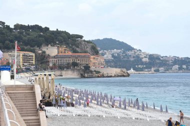 Sahili ve rıhtımı olan sahil manzarası.