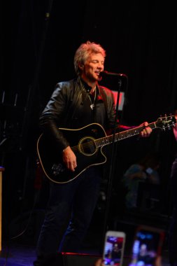 Şarkıcı Jon Bon Jovi, 5 Kasım 2016 'da St. Petersburg Florida' da Devlet Street Theater in Support of HIllary Clinton 'ın Başkan İhalesi' nde sahne alıyor.