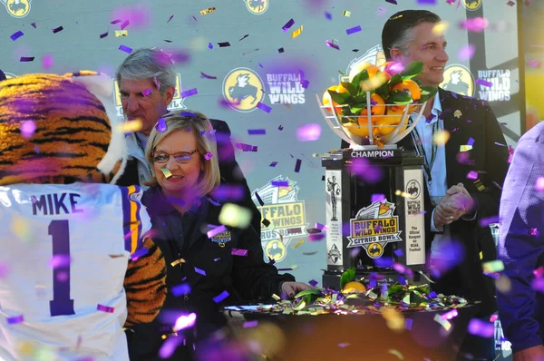 Lsu Čelit Louisville Během Citrus Bowl Stadionu Camping World Orlandu — Stock fotografie